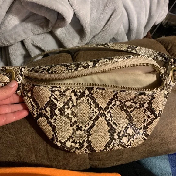 Preston Belt Bag - Picture 5 of 10